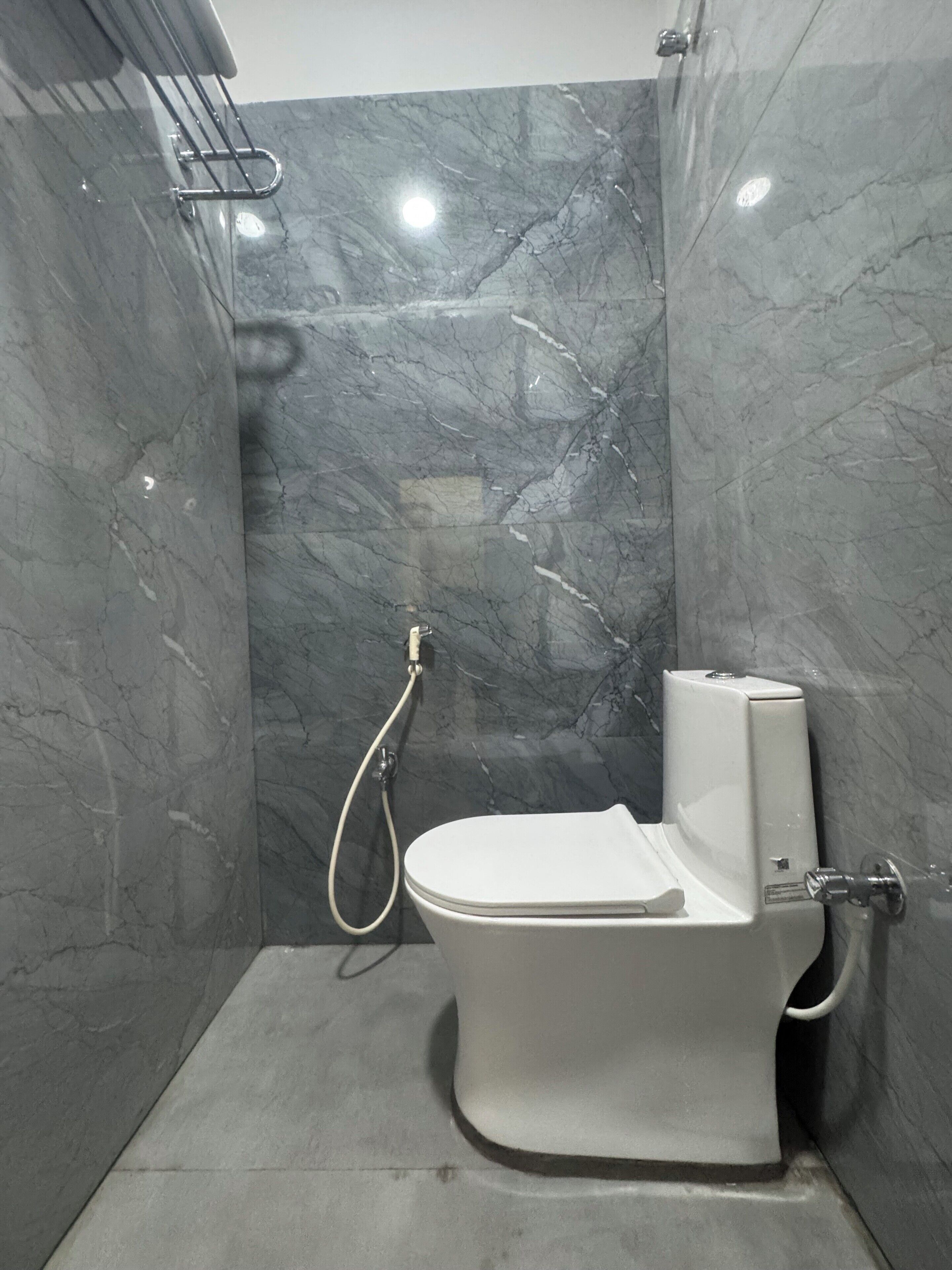 Deluxe Oda | Banyo | Duş, ücretsiz banyo/kozmetik ürünleri, havlu, sabun 