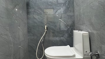 Deluxe Oda | Banyo | Duş, ücretsiz banyo/kozmetik ürünleri, havlu, sabun