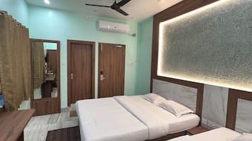 Deluxe-Vierbettzimmer | Allergikerbettwaren, Daunenbettdecken, individuell dekoriert