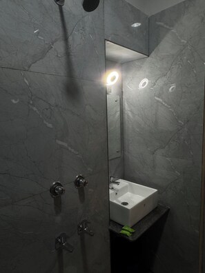 Deluxe-Doppel- oder -Zweibettzimmer | Badezimmer