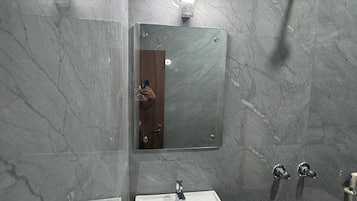 Deluxe Quadruple Room | Bathroom