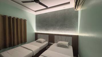 Deluxe kamer, 1 twee- of 2 eenpersoonsbedden | Hypoallergeen beddengoed, donsdekens, individueel gedecoreerd
