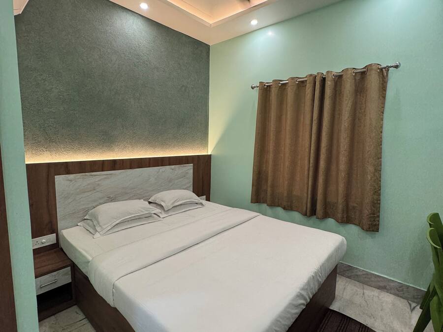 Deluxe Double or Twin Room | Hypo-allergenic bedding available, down comforters, desk