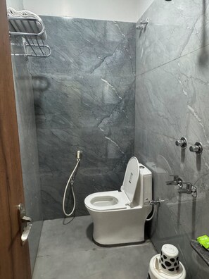 Deluxe-Doppel- oder -Zweibettzimmer | Badezimmer