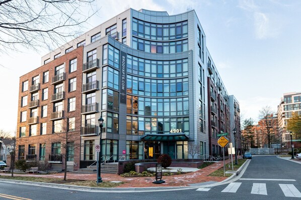 Building 4901 features a curved corner design with a prominent entrance marked by a green awning and the sign 'FDC'.