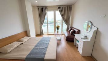 Deluxe-huoneisto, parveke, järvinäköala | 1 makuuhuone, ilmainen Wi-Fi, vuodevaatteet