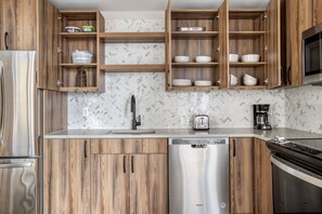 Réfrigérateur, micro-ondes, four, plaque de cuisson