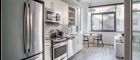 Kühlschrank, Mikrowelle, Ofen, Herdplatte