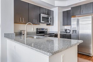 Réfrigérateur, micro-ondes, four, plaque de cuisson