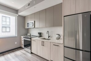 Geladeira, micro-ondas, fogão, cooktop