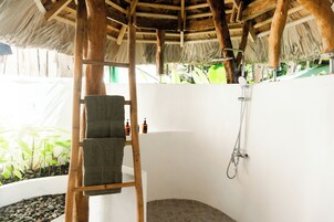 Ducha, bidet, toallas, jabón