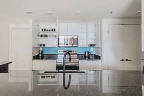 Geladeira, micro-ondas, fogão, cooktop