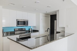 Frigorifero, microonde, forno, piano cottura