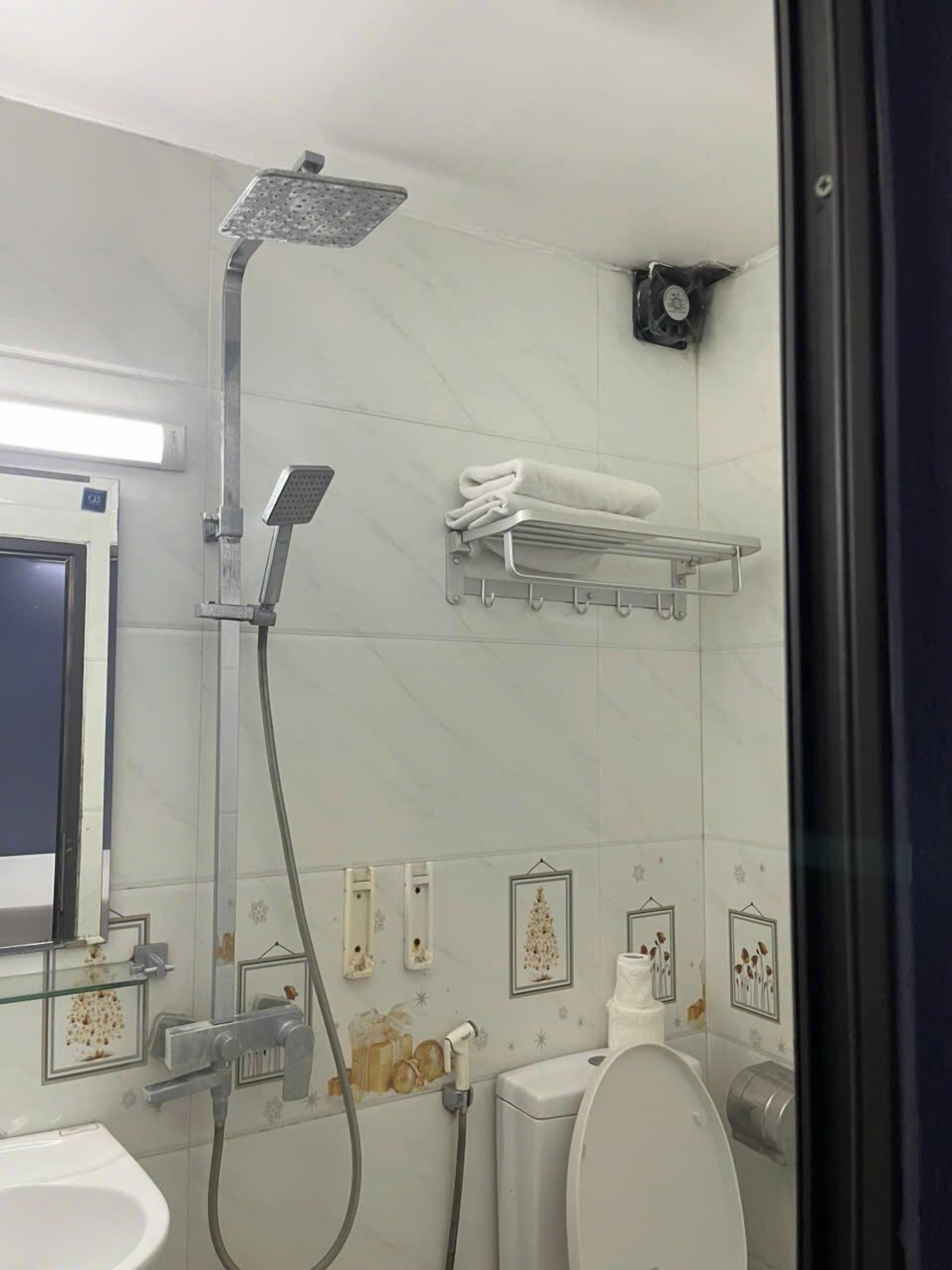 Dusj, hårføner, håndklær og såpe