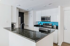 Geladeira, micro-ondas, fogão, cooktop