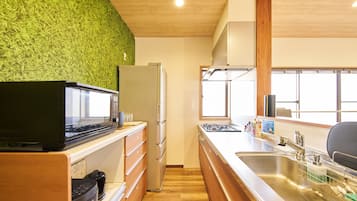 Full-size fridge, microwave, oven, stovetop