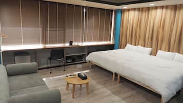 Comfort kamer, uitzicht op stad | Een kluis op de kamer, individueel gedecoreerd, een bureau
