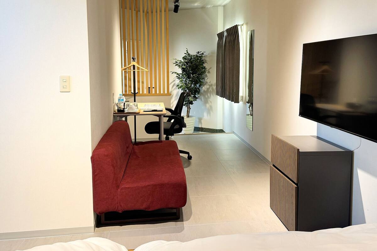 Firemannsrom | Safe på rommet, blendingsgardiner og strykejern/-brett