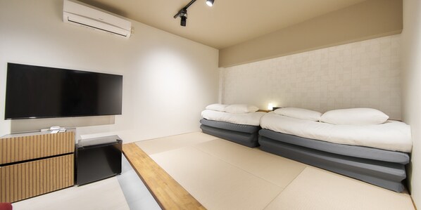 Quadruple Room | In-room safe, blackout drapes, soundproofing, iron/ironing board