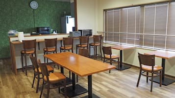 大型雪櫃/冰箱、微波爐、焗爐、爐具