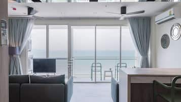 Apartamento, 3 habitaciones, balcón, vistas al mar | 3 dormitorios, ropa de cama de alta calidad, colchones viscoelásticos