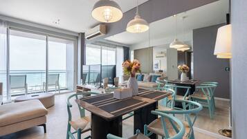 Luxury-Apartment, Balkon, Meerblick | Hochwertige Bettwaren, Betten mit Memory-Foam-Matratzen