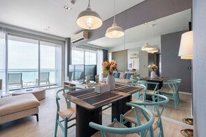 Luxury-Apartment, Balkon, Meerblick | Hochwertige Bettwaren, Betten mit Memory-Foam-Matratzen