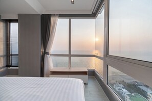 Condo Deluxe, balcon, vue sur la mer | Literie de qualité, lit avec matelas en mousse à mémoire