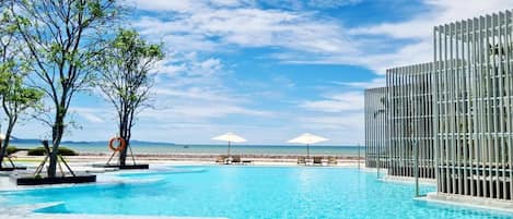 2 outdoor pools