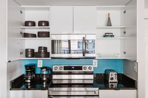 Réfrigérateur, micro-ondes, four, plaque de cuisson