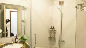 Dusche, Haartrockner, Handtücher, Shampoo