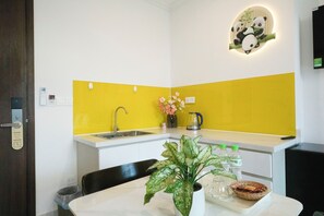 ห้องแฟมิลี่, ระเบียง, วิวเมือง | Wi-Fi ฟรี, ผ้าปูที่นอน