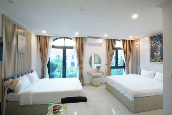 Habitación familiar, balcón, vista a la ciudad | Wifi gratis y ropa de cama 