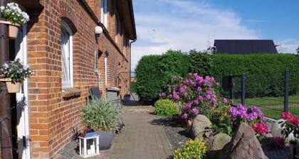 Strandnahe Ferienwohnung mit Terrasse und Garten