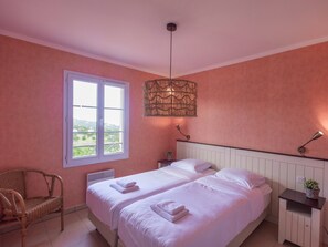 3 bedrooms, iron/ironing board, internet