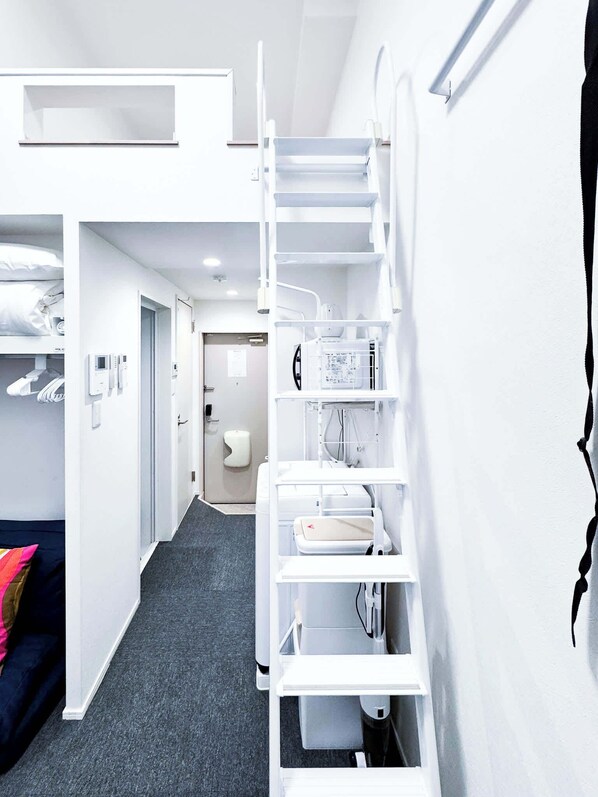 مكتب وواي فاي وملاءات أسرّة