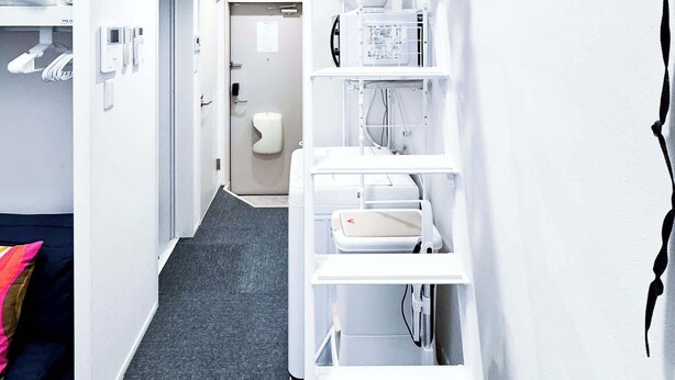 A modern hotel room with a bunk bed, a built-in desk, and a white wardrobe. - Triphome Koenji Minami 4 mins Higashi Koenji stn (Suginami City)