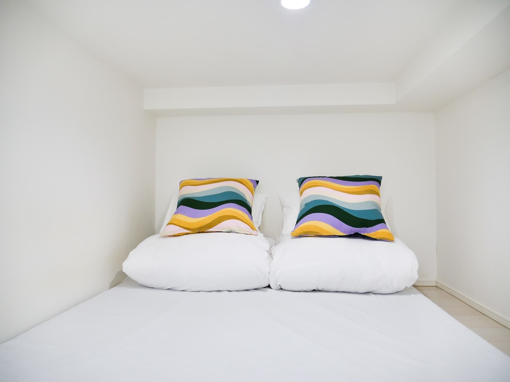 2 bedrooms, desk, WiFi, bed sheets