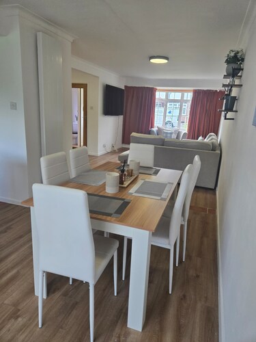 Family Friendly Home with Garden, Parking and Easy Heathrow Access