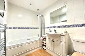 Een douche, handdoeken