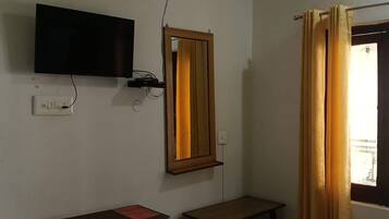 Standard Room With Out Balcony | Khu phòng khách | TV