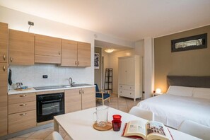Iron/ironing board, WiFi - GuestHost - Spacious 35m2 studio apartment located on the second floor of a recently built building with lift.The flat is located in a well-serviced area only 800 metres from Como Borghi station and about 15 minutes' walk from the pedestrianised area of  (Como)