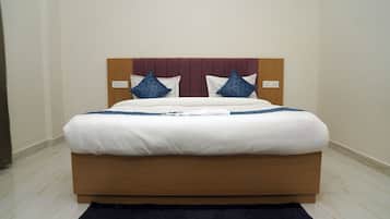 Executive Room | In-room safe, desk, laptop workspace, iron/ironing board