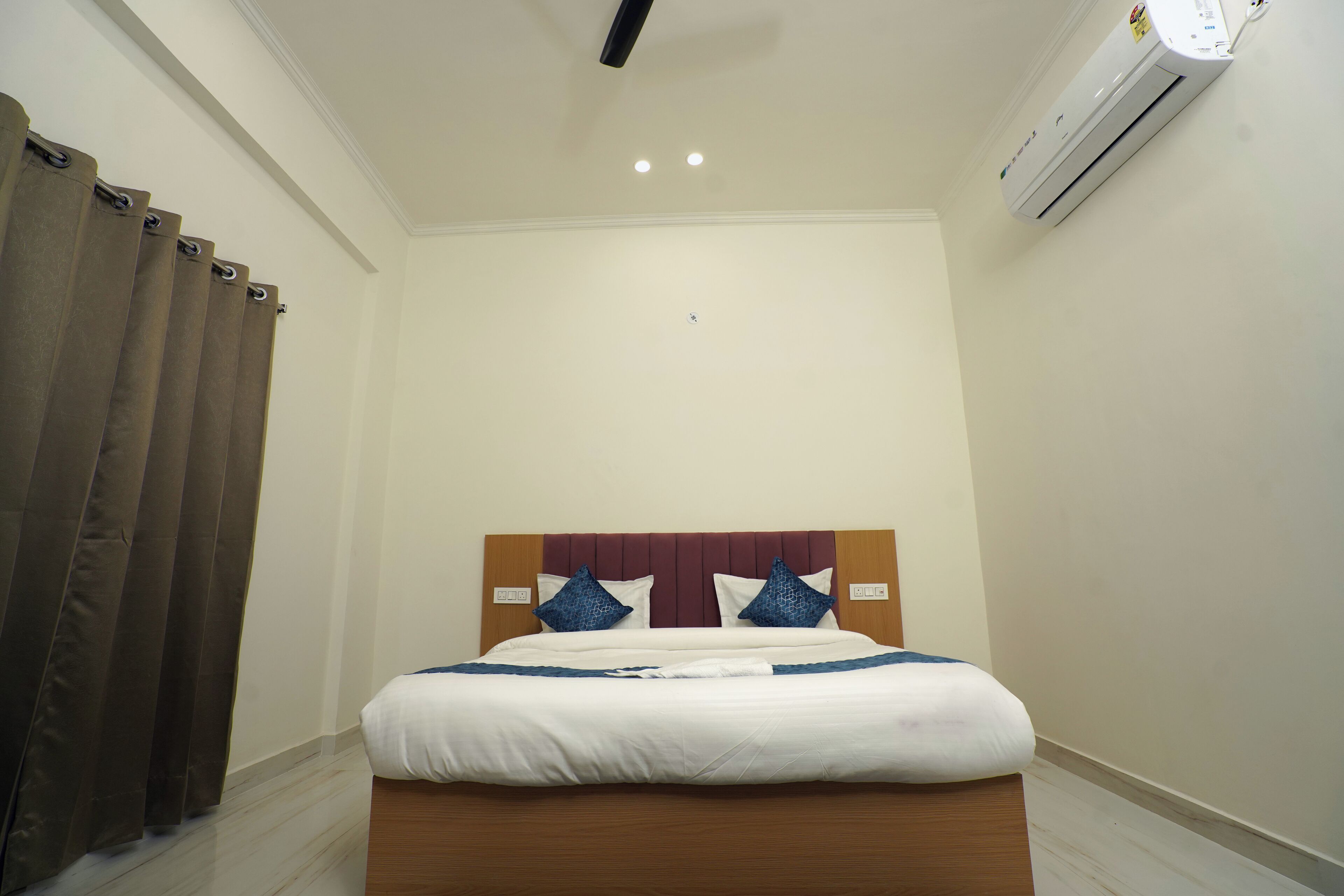 Kamar Deluks | Brankas, meja kerja, ruang kerja ramah laptop, dan setrika/meja setrika