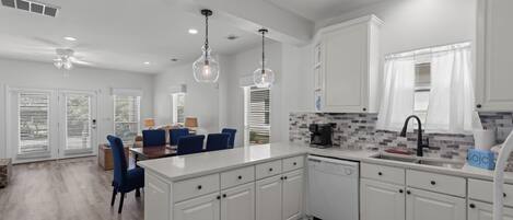 ثلاجة، ميكروويف، فرن، موقد طهي مسطح