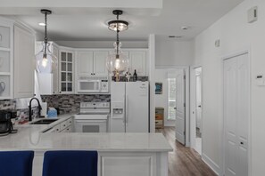 Fridge, microwave, oven, stovetop - Blue Mtn. Beach - 10 min. walk to the beach, - steps from the Neighborhood Pool - 4 Adult Bikes (Santa Rosa Beach)