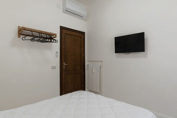 3 bedrooms, iron/ironing board, internet, bed sheets