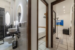 Shower, hair dryer, bidet, towels