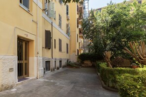 Exterior - Bright 80 sqm apartment, perfect for six people, located on the first floor of a building with a lift (a few steps to access it).The property is located in a residential area but well connected to the centre of Rome thanks to the proximity of the Cipro a (Rome)