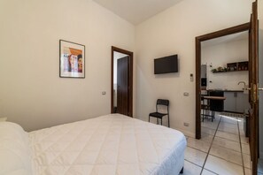 3 habitaciones, tabla de planchar con plancha, internet y ropa de cama 